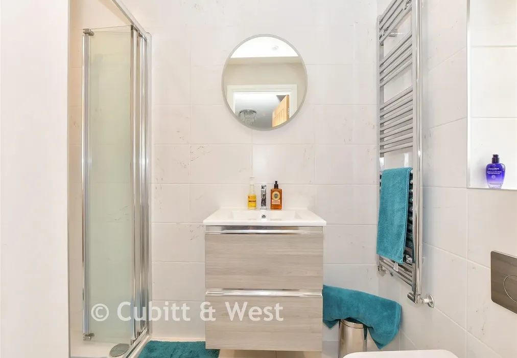 En-Suite - Hazel Close, Walberton, Arundel, West Sussex - Wards of Kent