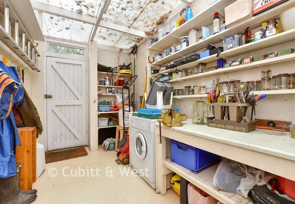 Lean-To - Mosslea Road, Whyteleafe, Surrey - Wards of Kent