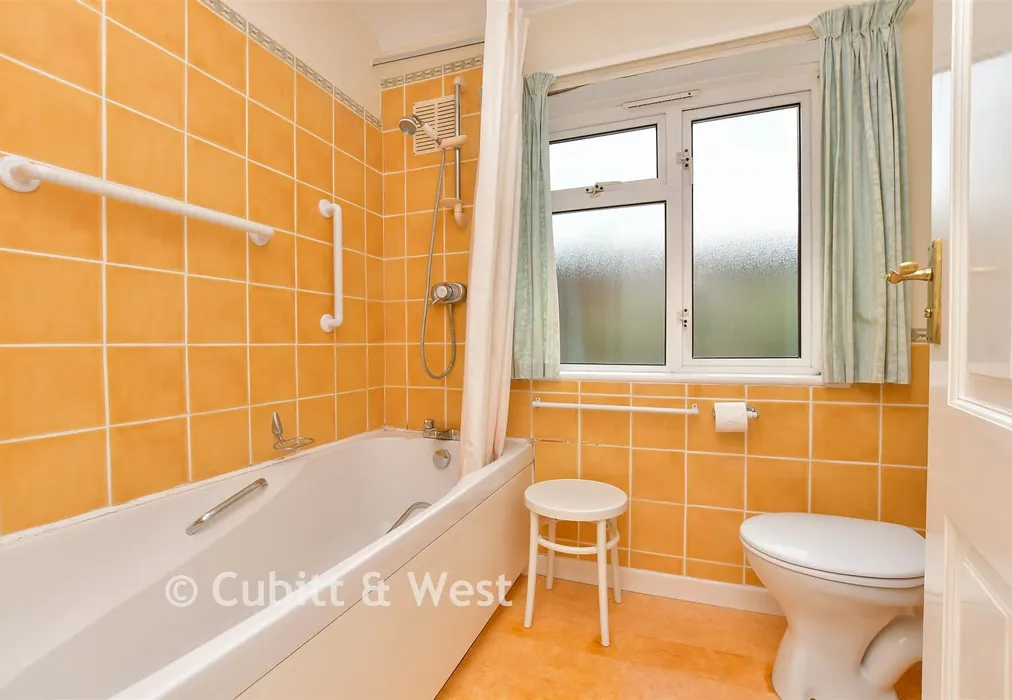 Bathroom - Mosslea Road, Whyteleafe, Surrey - Wards of Kent
