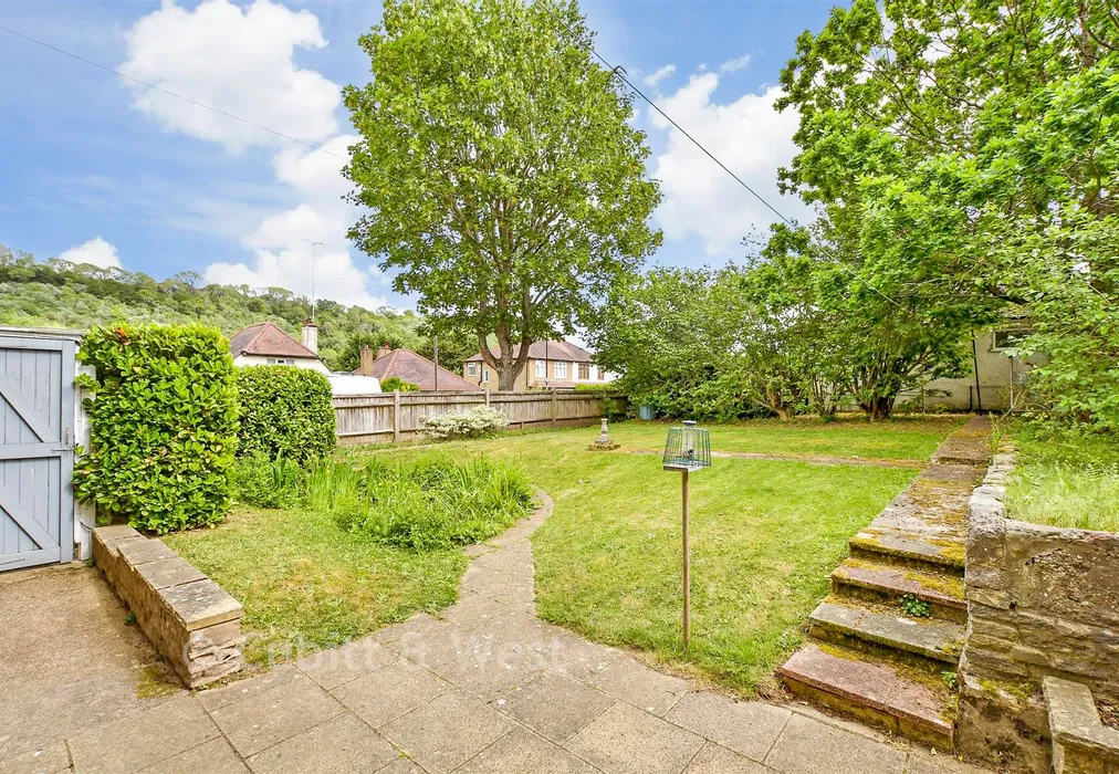 Side Garden - Mosslea Road, Whyteleafe, Surrey - Wards of Kent