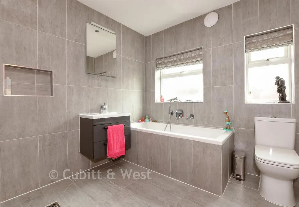 Bathroom And Wet Room - Smallfield Road, Horley, Surrey - Wards of Kent