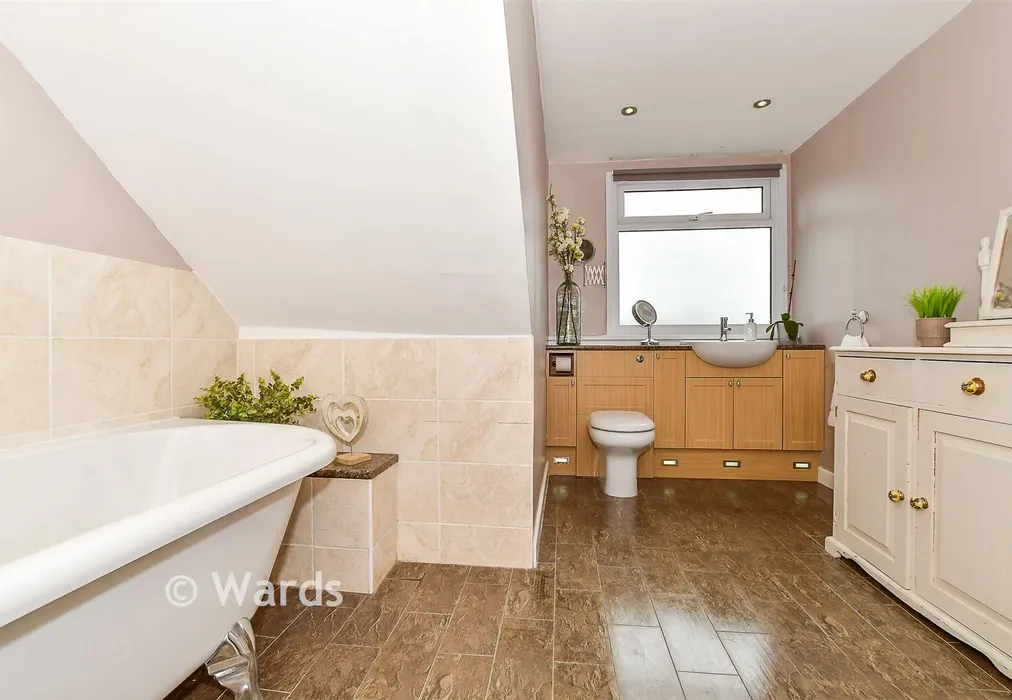 Bathroom - Hartley Road, Cranbrook, Kent - Wards of Kent