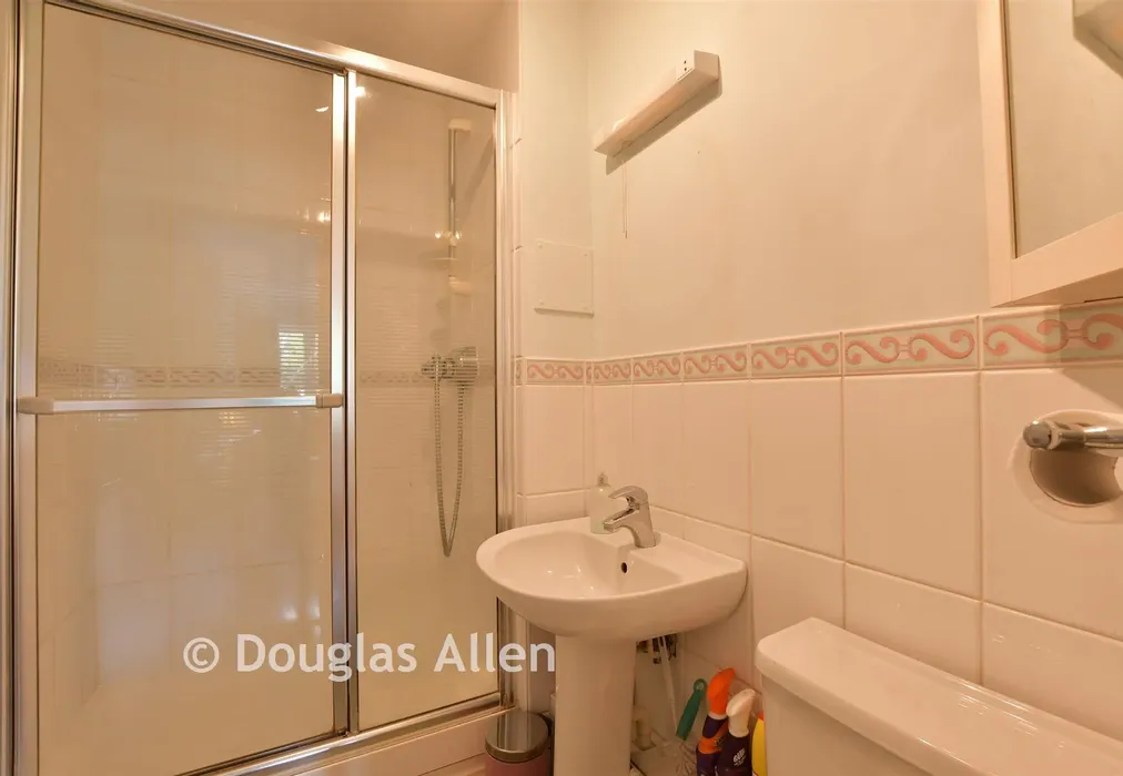 En-Suite - Forest View, Chingford - Wards of Kent