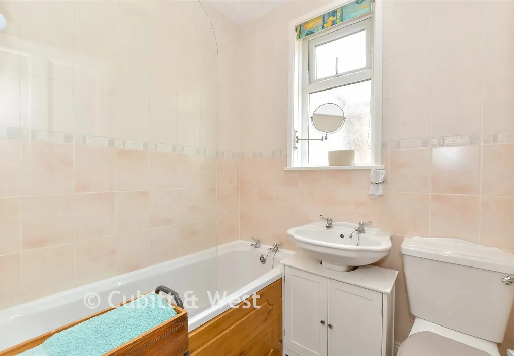 Bathroom - Jervis Road, Portsmouth, Hampshire - Wards of Kent