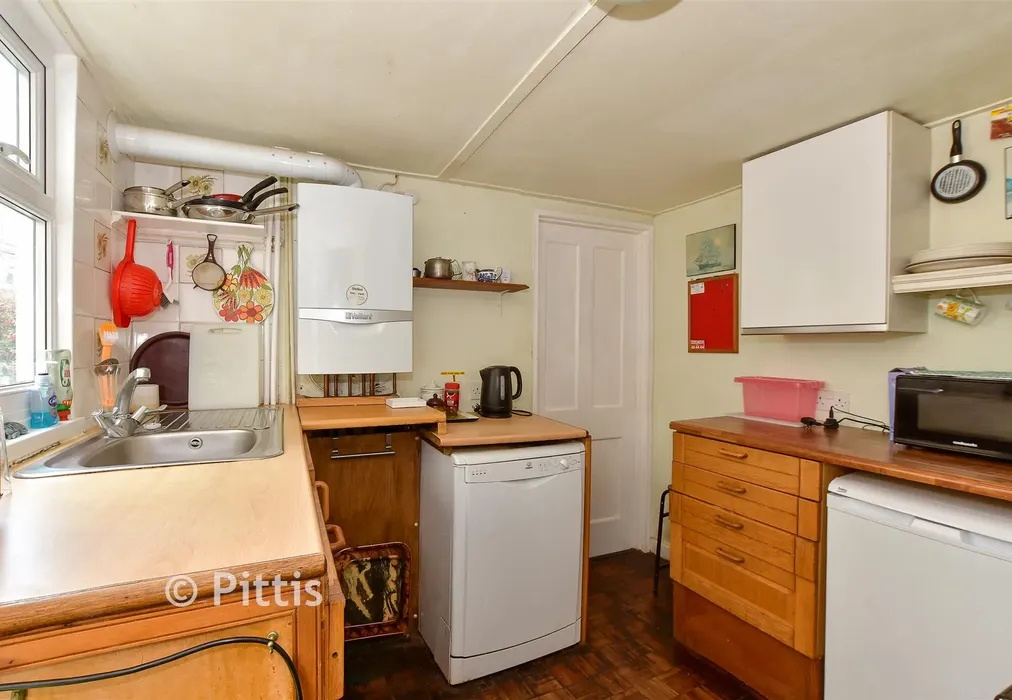 Kitchen - Wilkes Road, Sandown, Isle of Wight - Wards of Kent