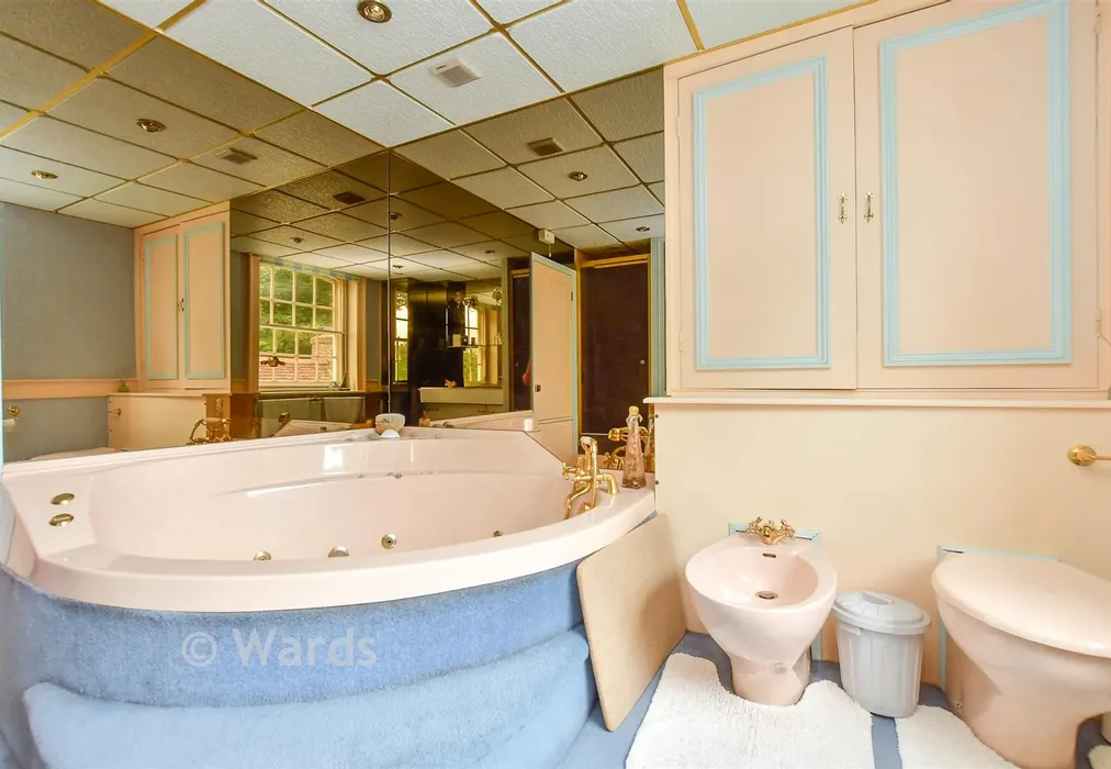 Bathroom - Prospect Row, Gillingham, Kent - Wards of Kent