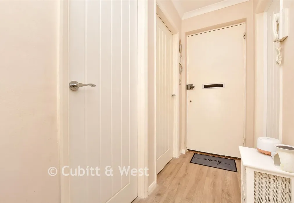 Entrance Hall - Proctor Gardens, Great Bookham, Surrey - Wards of Kent