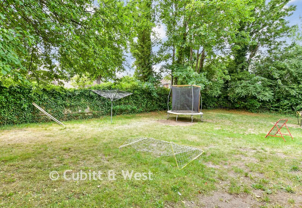 Communal Gardens - Proctor Gardens, Great Bookham, Surrey - Wards of Kent