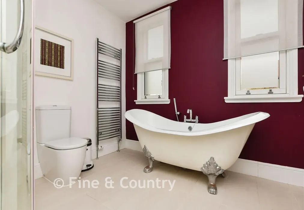Bathroom - Brockenhurst Road, Ramsgate, Kent - Wards of Kent