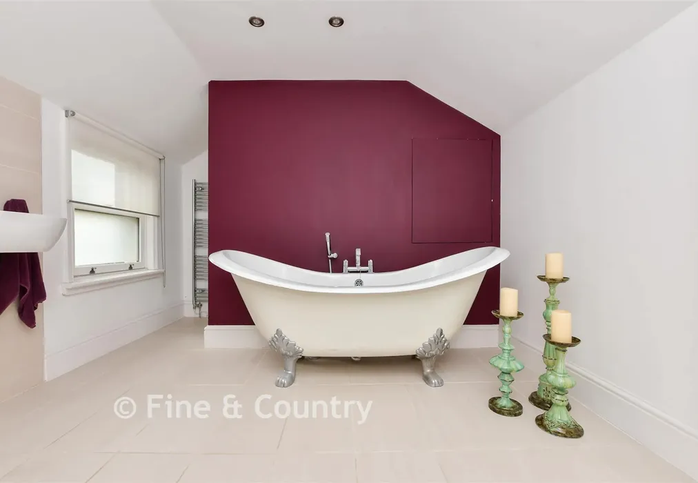 Bathroom - Brockenhurst Road, Ramsgate, Kent - Wards of Kent