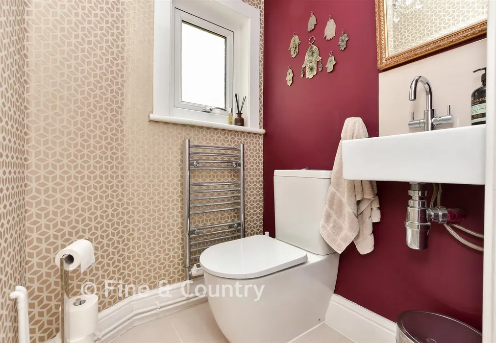 Bathroom - Brockenhurst Road, Ramsgate, Kent - Wards of Kent