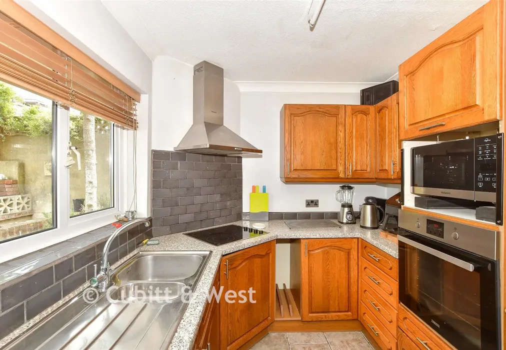 Kitchen - Pinfold Close, Woodingdean, Brighton, East Sussex - Wards of Kent