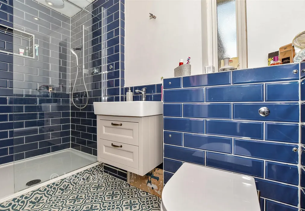 En-Suite Shower Room - College Avenue, Tonbridge, Kent - Wards of Kent
