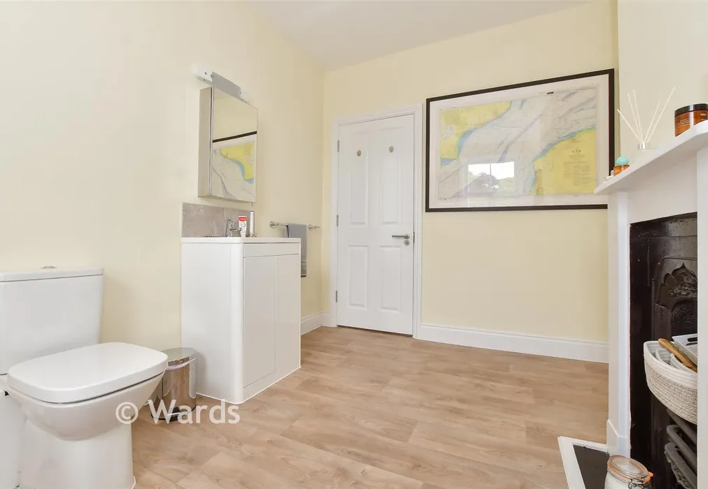 Bathroom - Cambridge Terrace, Dover, Kent - Wards of Kent
