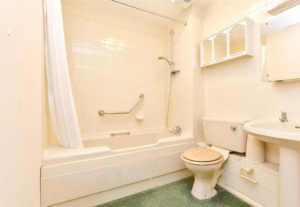 Bathroom - Peregrine Gardens, Croydon, Surrey - Wards of Kent