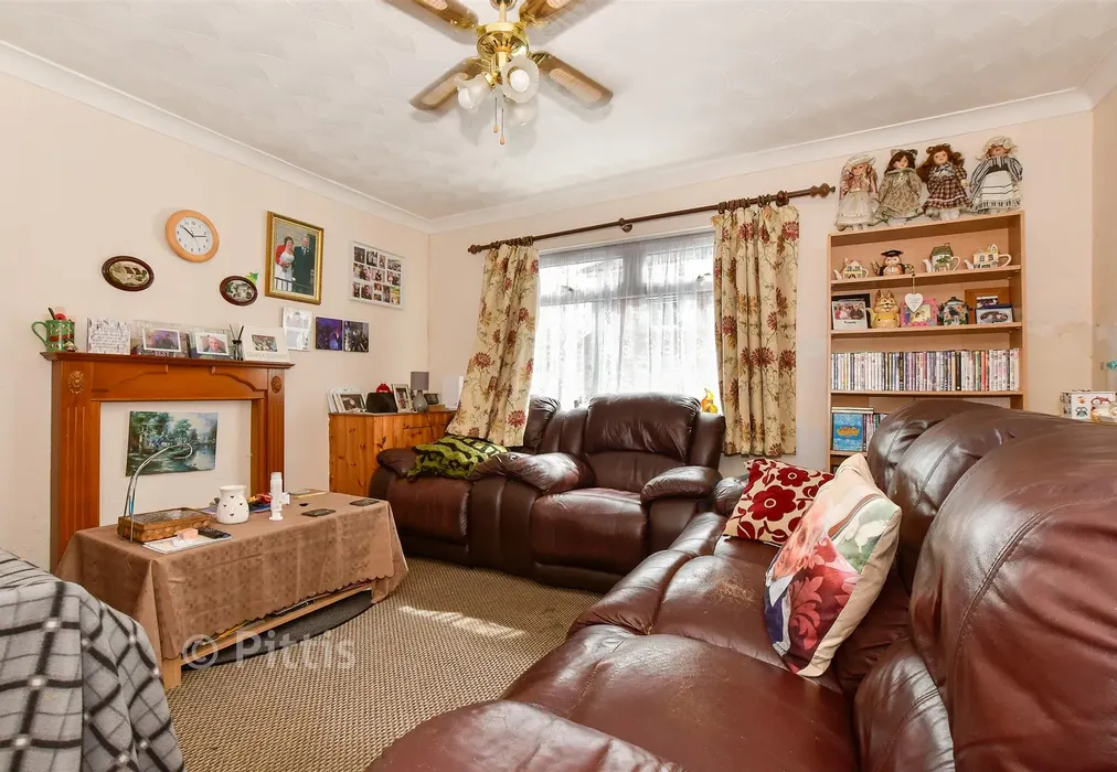 Lounge - George Street, Sandown, Isle of Wight - Wards of Kent
