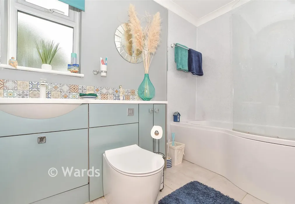 Bathroom - Snave, Ashford, Kent - Wards of Kent