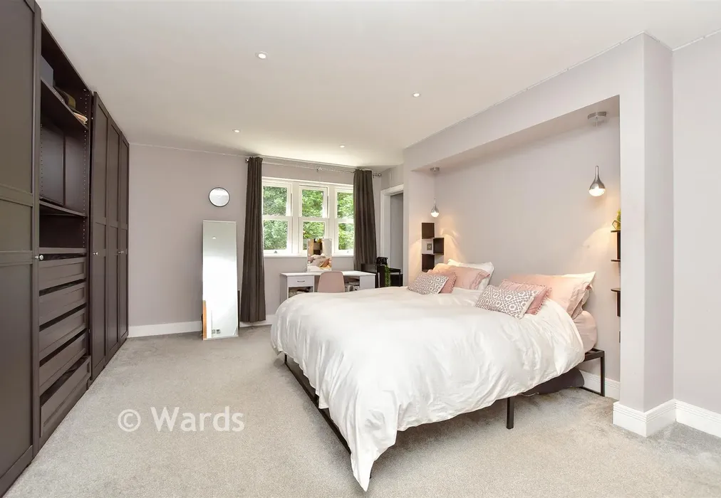 Bedroom 1 - Orwell Spike, West Malling, Kent - Wards of Kent