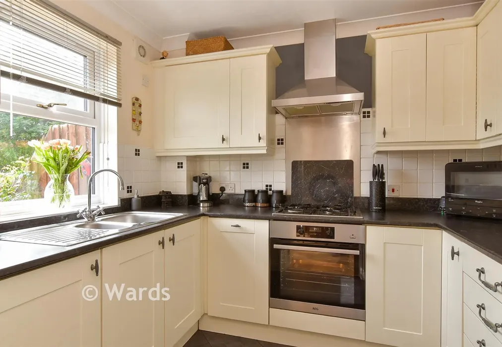 Kitchen - Ferry Lane, Wouldham, Rochester, Kent - Wards of Kent