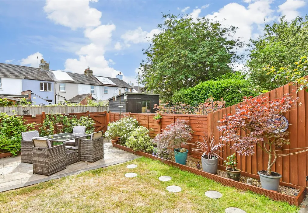 Rear Garden - Ferry Lane, Wouldham, Rochester, Kent - Wards of Kent
