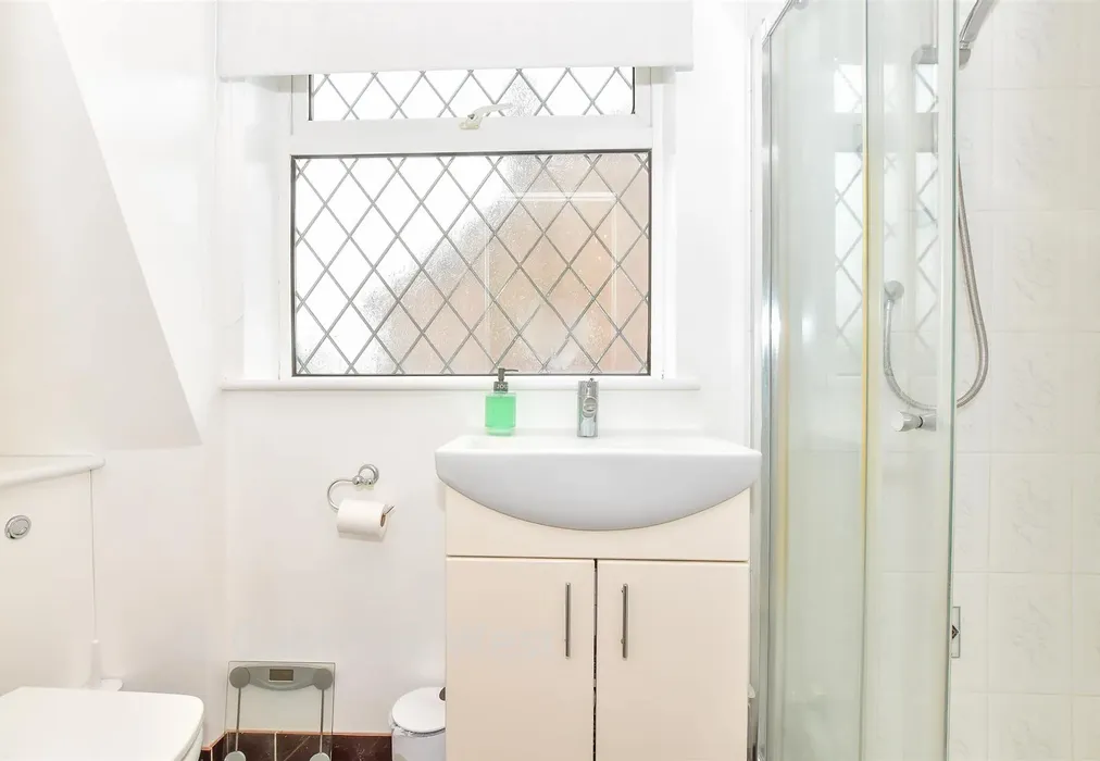 En-Suite Shower Room - Shripney Road, Shripney, West Sussex - Wards of Kent