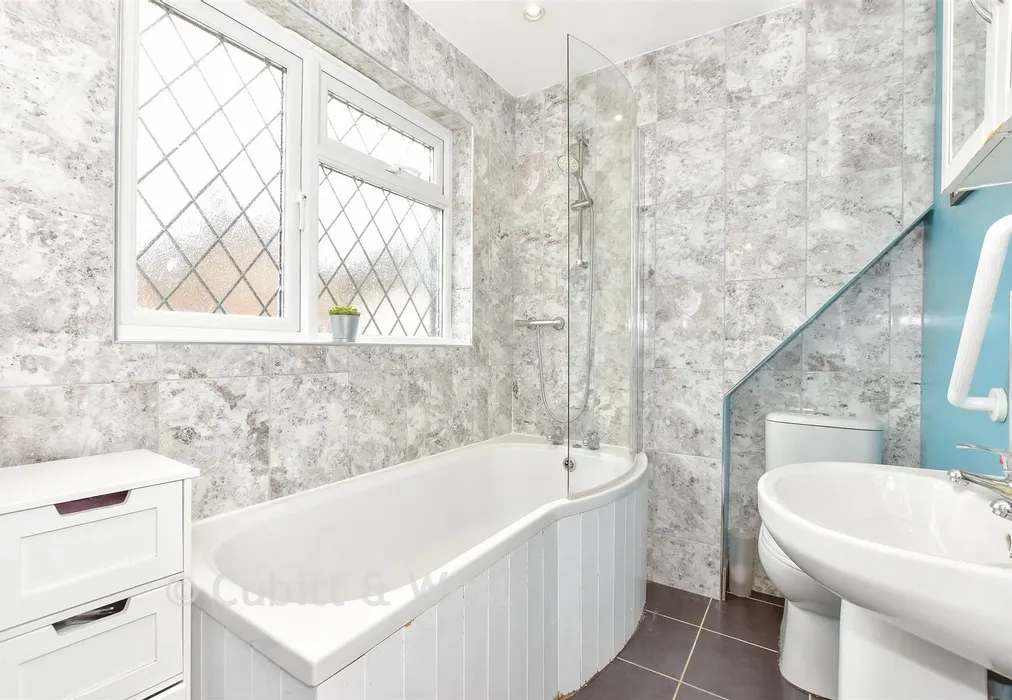 Bathroom - Shripney Road, Shripney, West Sussex - Wards of Kent