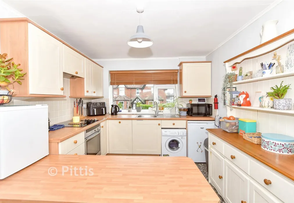 Lounge/Kitchen - Ward Road, Totland, Isle of Wight - Wards of Kent