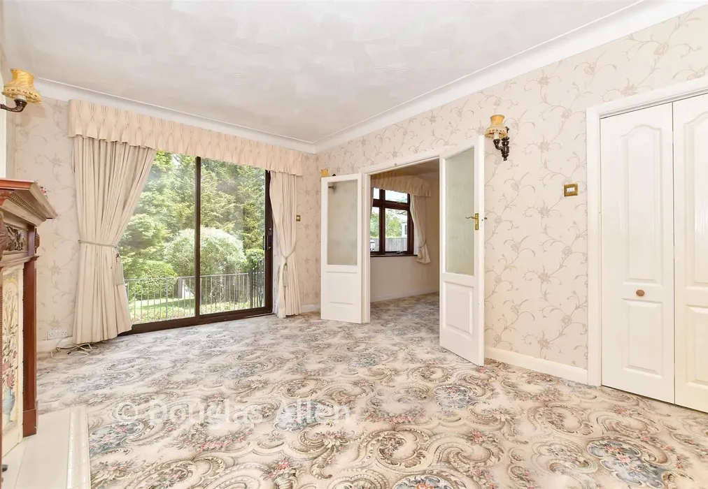 Lounge - Lake Rise, Romford, Essex - Wards of Kent