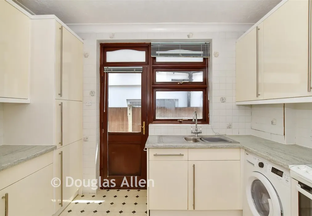 Kitchen - Lake Rise, Romford, Essex - Wards of Kent