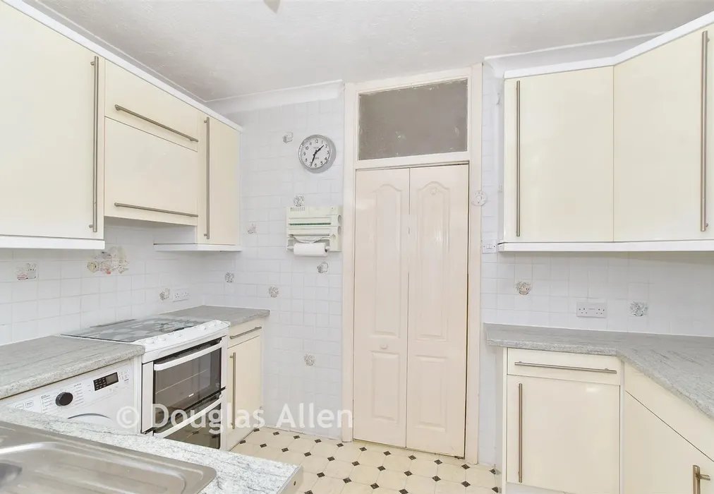Kitchen - Lake Rise, Romford, Essex - Wards of Kent