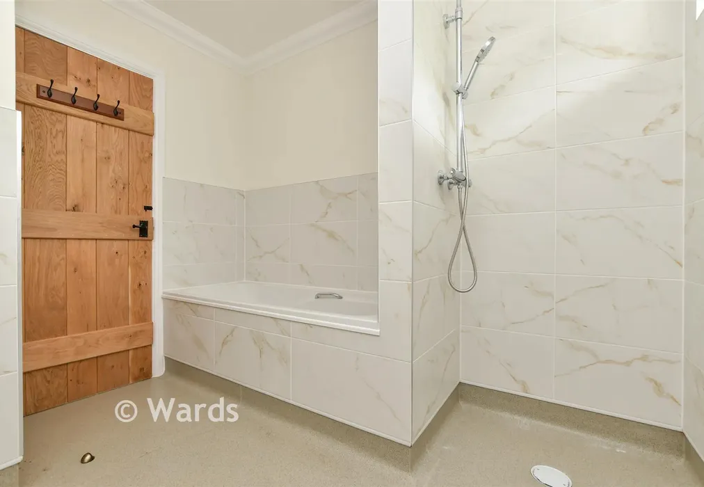 Bathroom - St. Michael's Avenue, Margate, Kent - Wards of Kent