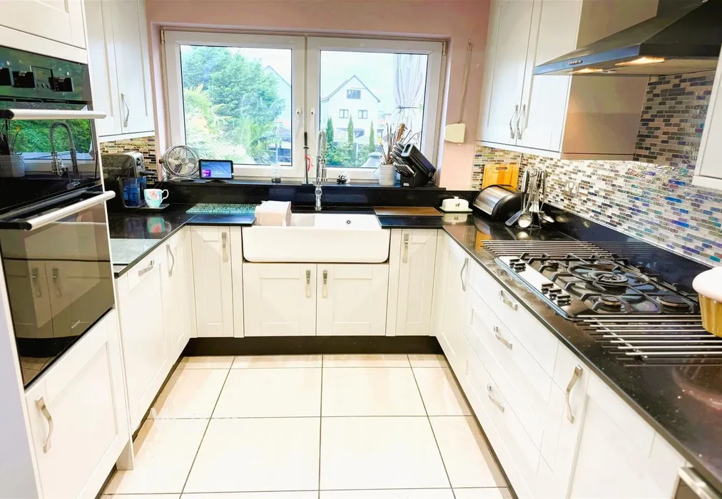 Kitchen - Southsea Avenue, Minster-On-Sea, Sheerness, Kent - Wards of Kent