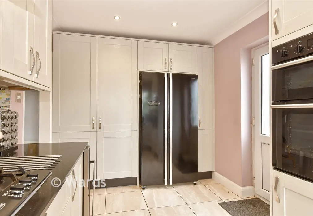 Kitchen - Southsea Avenue, Minster-On-Sea, Sheerness, Kent - Wards of Kent