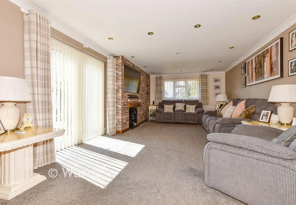 Lounge - Southsea Avenue, Minster-On-Sea, Sheerness, Kent - Wards of Kent