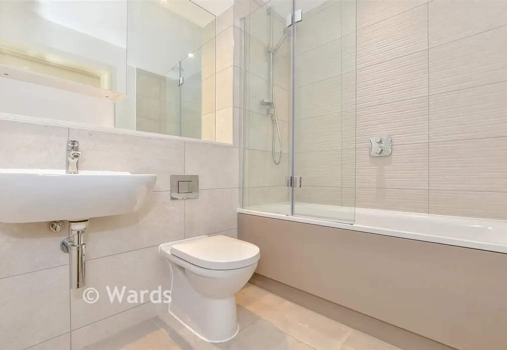 Bathroom - Three Fields Road, Tenterden, Kent - Wards of Kent