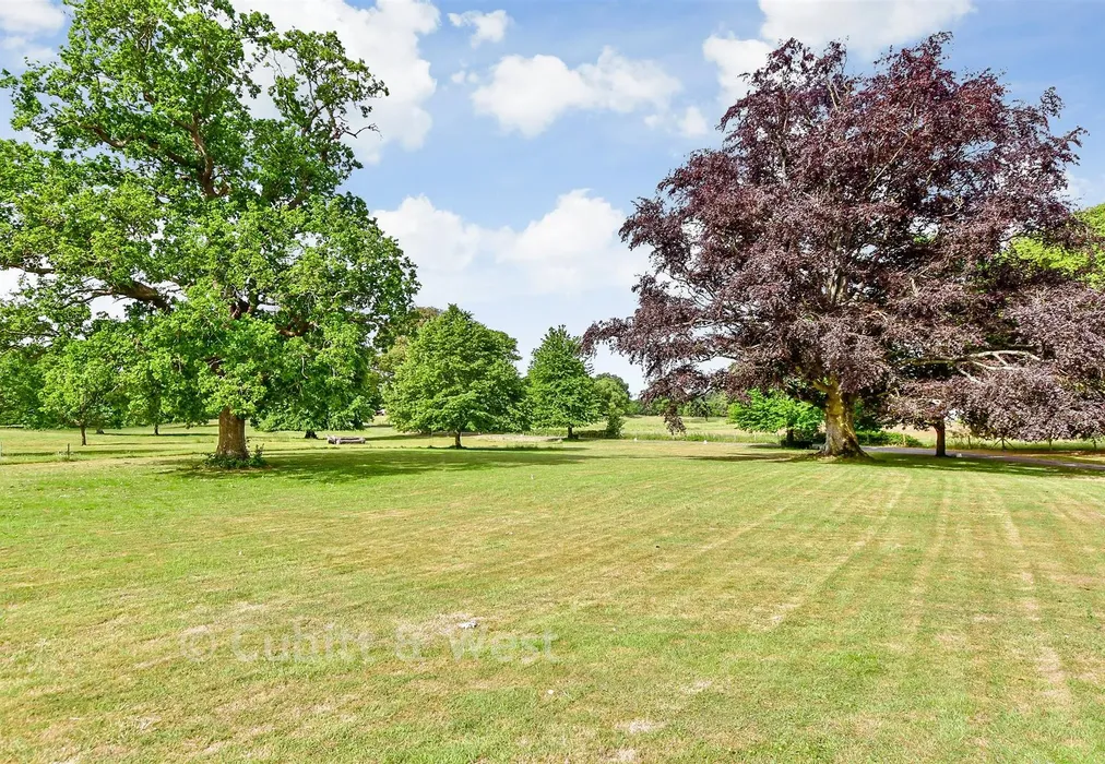 Communal Gardens - Aldingbourne Drive, Crockerhill, West Sussex - Wards of Kent