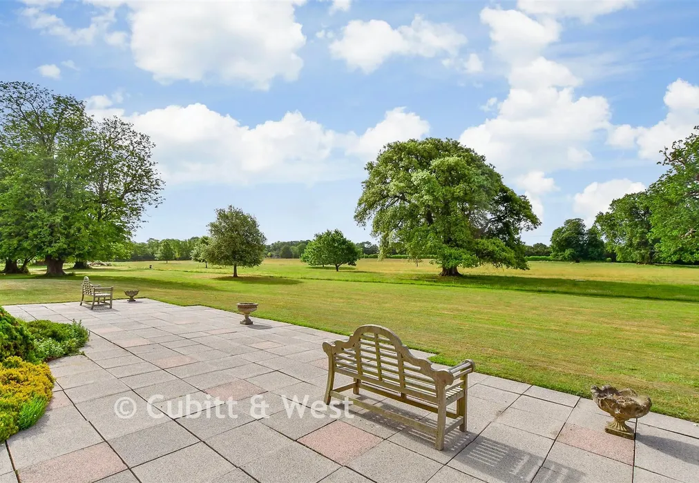 Communal Gardens - Aldingbourne Drive, Crockerhill, West Sussex - Wards of Kent