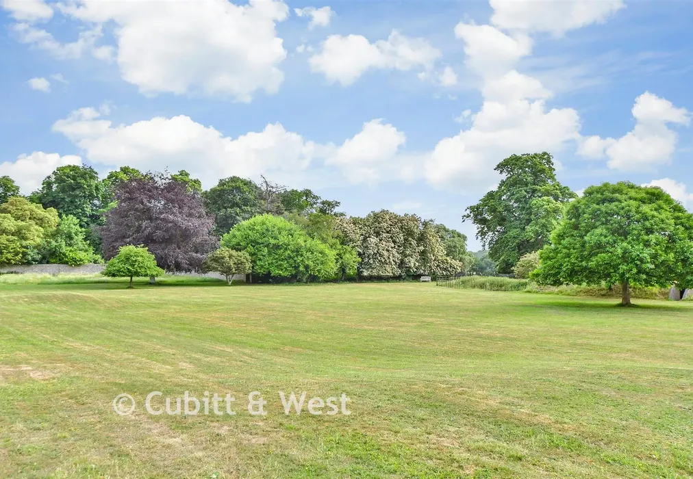 Communal Gardens - Aldingbourne Drive, Crockerhill, West Sussex - Wards of Kent
