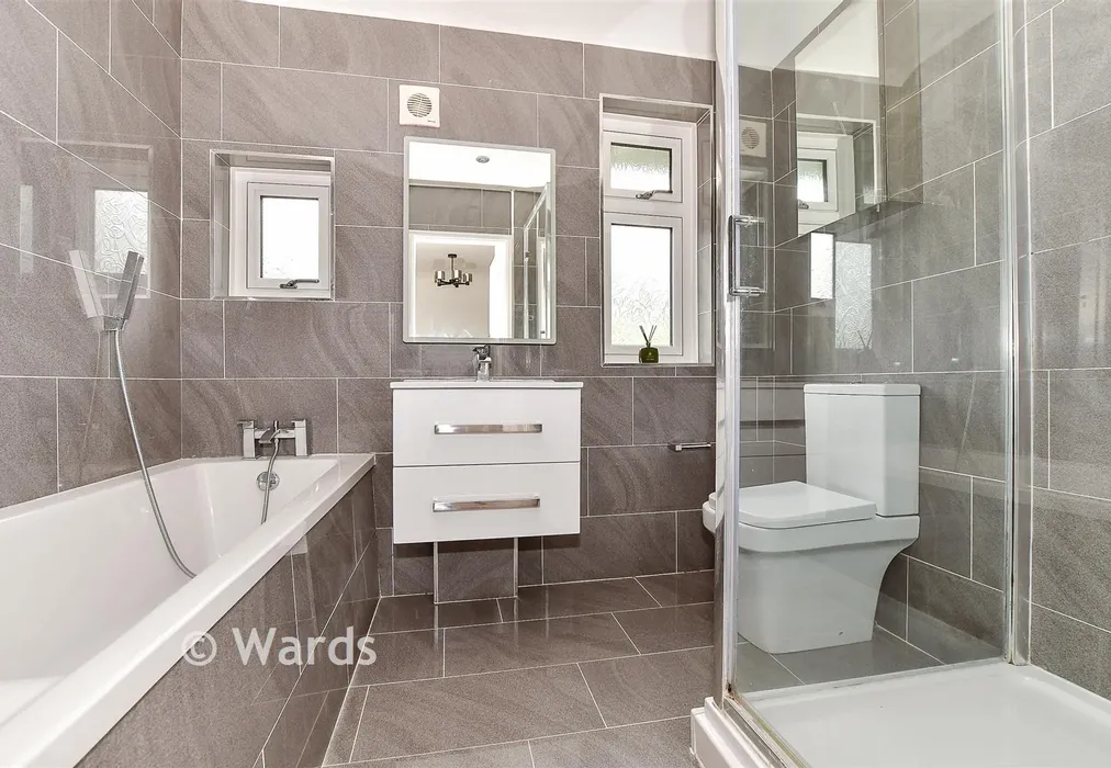 Bathroom - London Road, Hythe, Kent - Wards of Kent