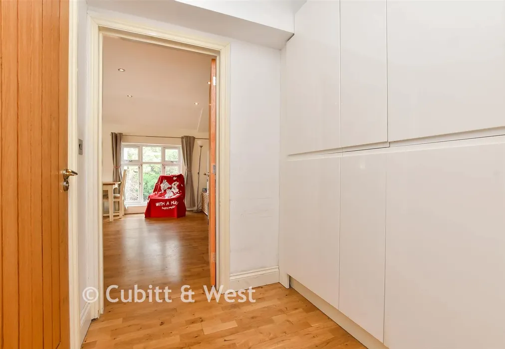 Entrance Hall - Avenue Road, Sutton, Surrey - Wards of Kent