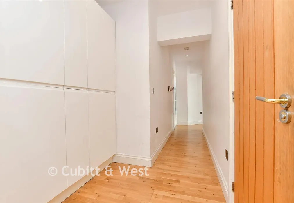 Entrance Hall - Avenue Road, Sutton, Surrey - Wards of Kent