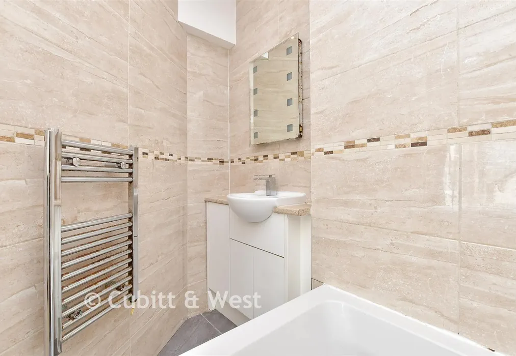 En-Suite Bathroom - Avenue Road, Sutton, Surrey - Wards of Kent