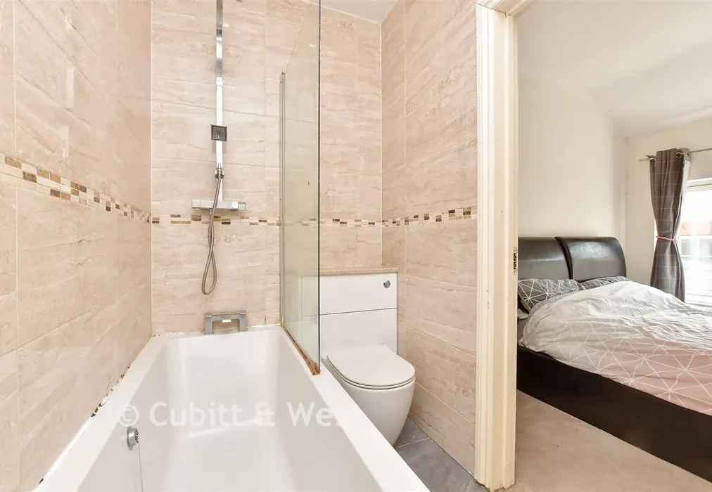 En-Suite Bathroom - Avenue Road, Sutton, Surrey - Wards of Kent