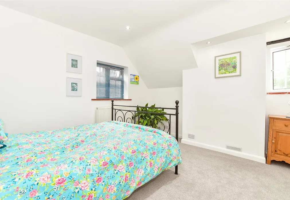 Bedroom 1 - Tanners Hill Gardens, Hythe, Kent - Wards of Kent