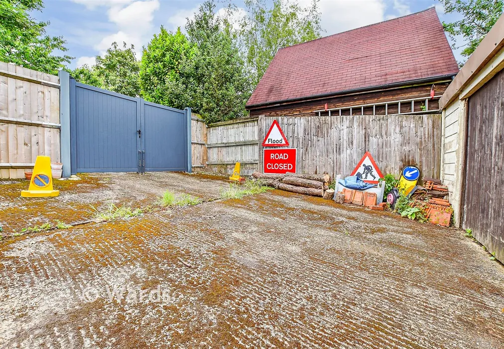 Driveway/Parking - Tanners Hill Gardens, Hythe, Kent - Wards of Kent