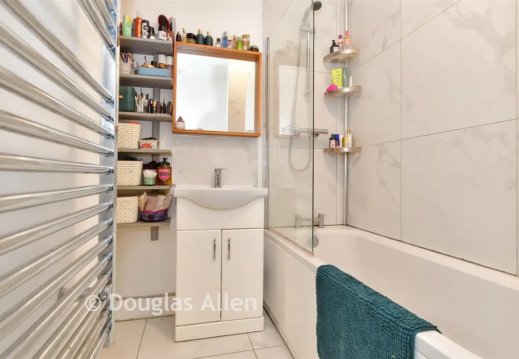 Bathroom - Hoe Street, Walthamstow - Wards of Kent