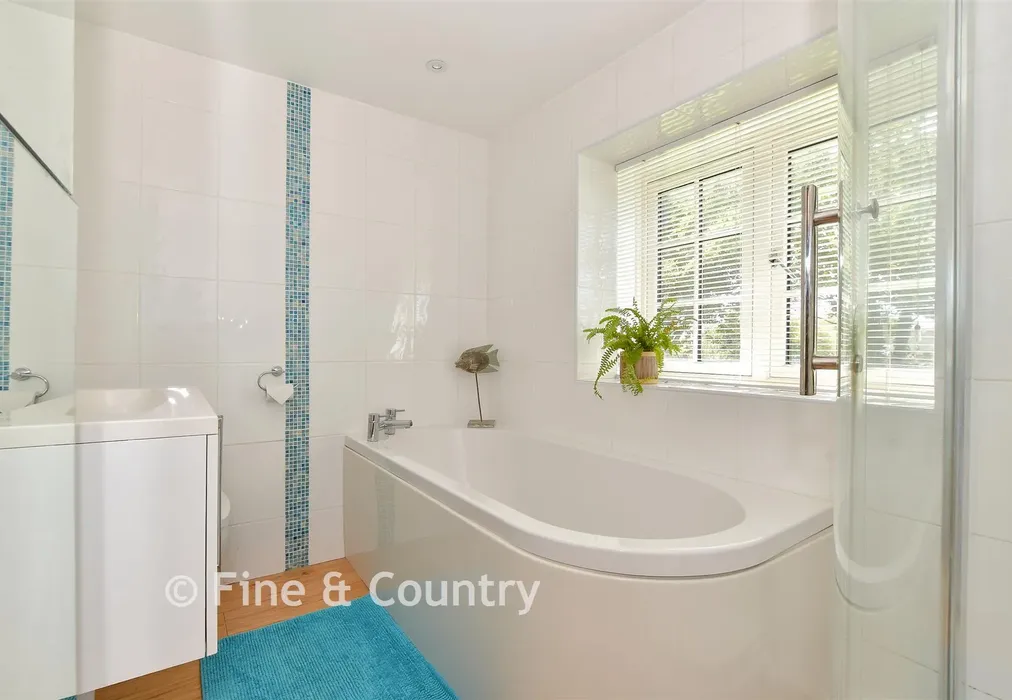 En-Suite Bathroom - Thorncross Lane, Brighstone, Newport, Isle of Wight - Wards of Kent