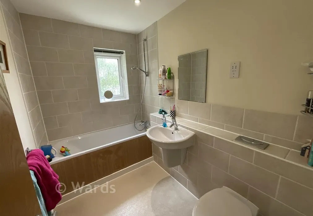 Bathroom - New Hythe Lane, Larkfield, Kent - Wards of Kent