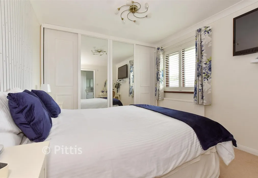 Bedroom 1 - Sandy Lane, Shanklin, Isle of Wight - Wards of Kent