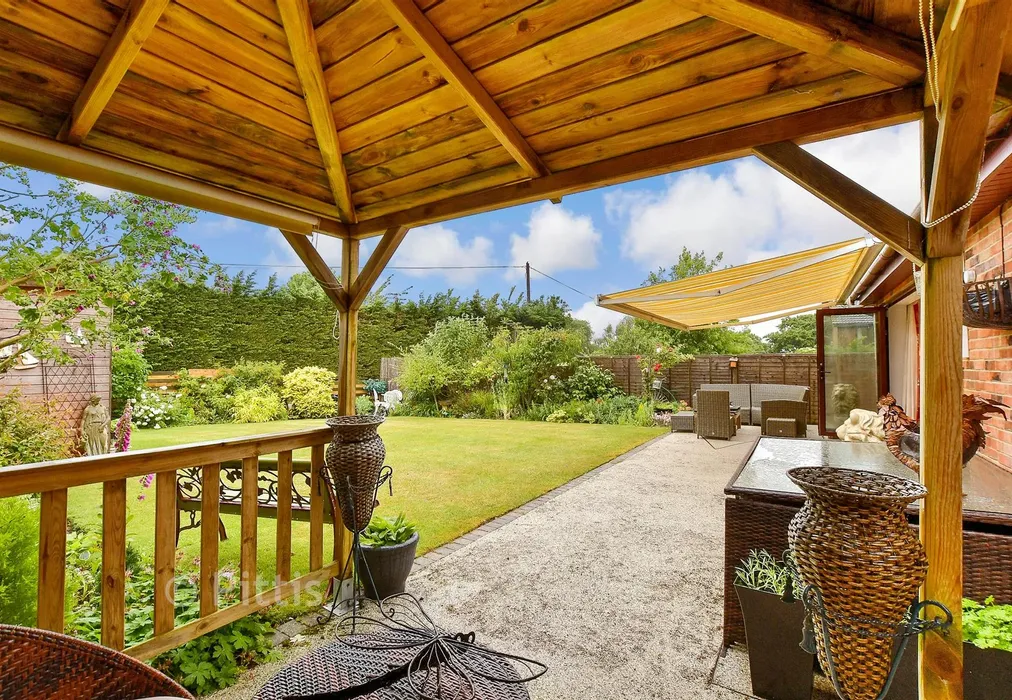 External Lifestyle Photograph - Sandy Lane, Shanklin, Isle of Wight - Wards of Kent